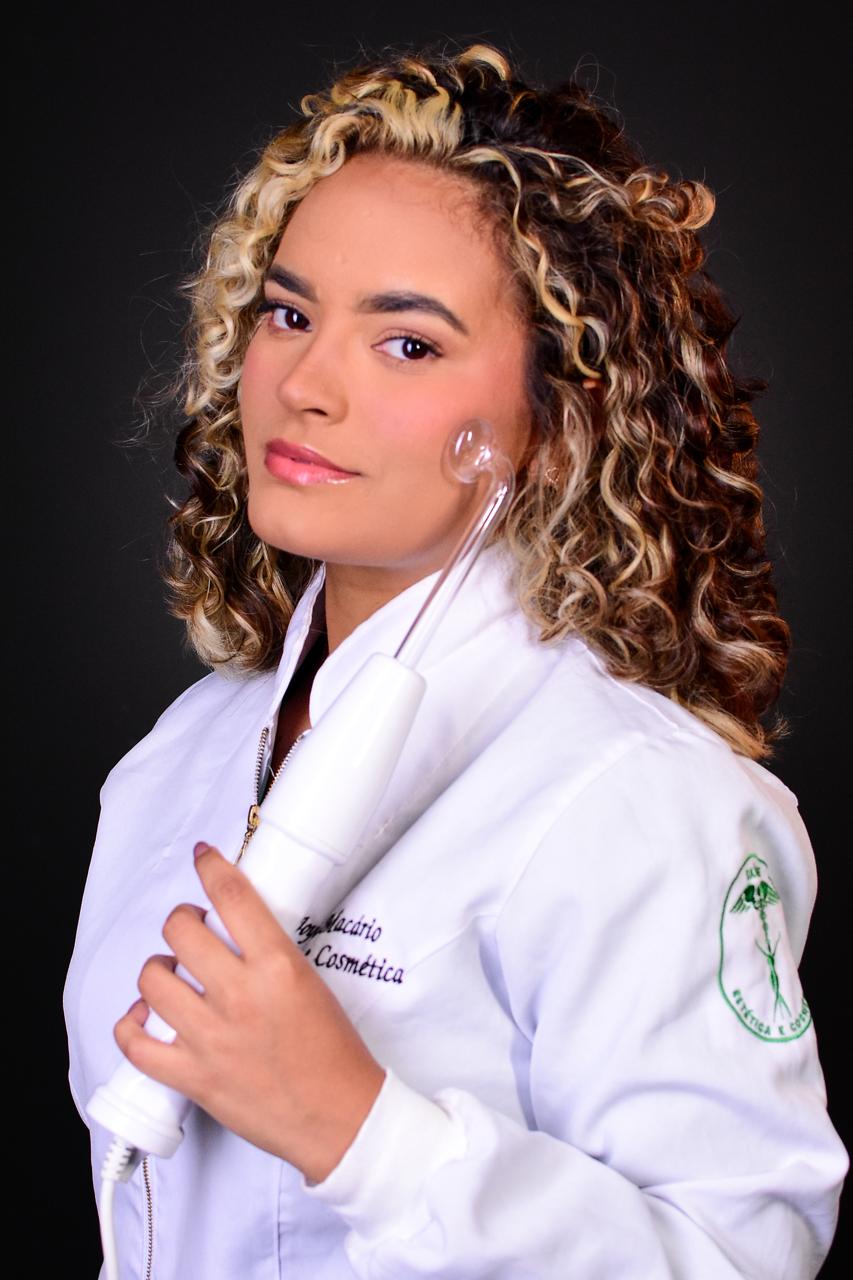 Joyce Macário, profissional de estética facial e bem-estar em Fortaleza